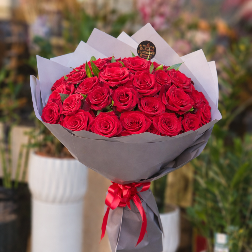 باقة سكارليت غراند إليغانس – 50 وردة حمراء