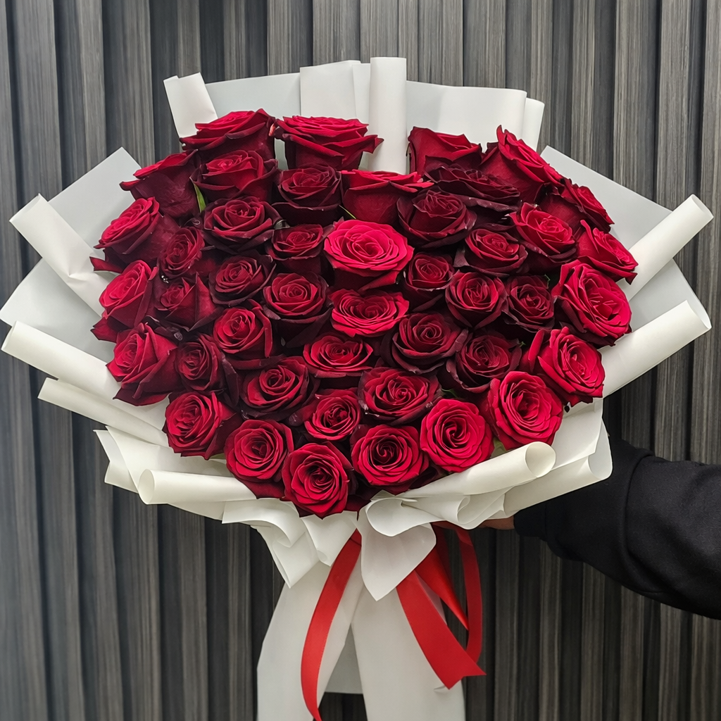 باقة فاخرة من الورود الحمراء – 35 وردة