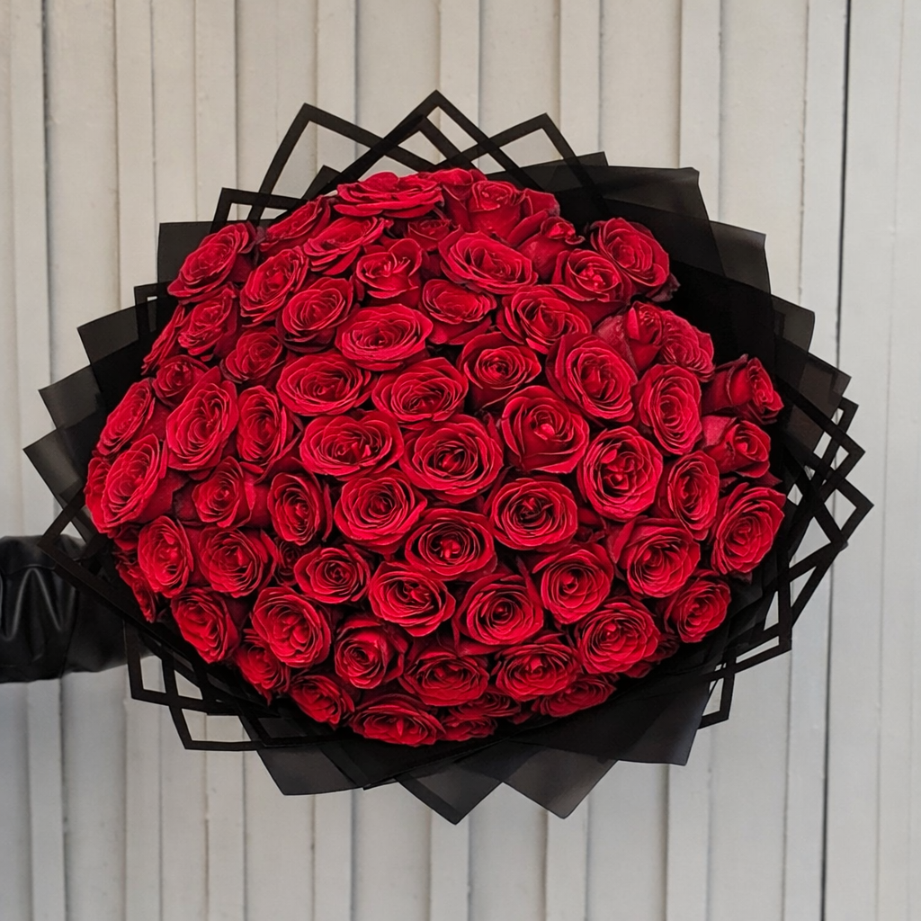 قبة الوردة الحمراء الملكية – 100 وردة