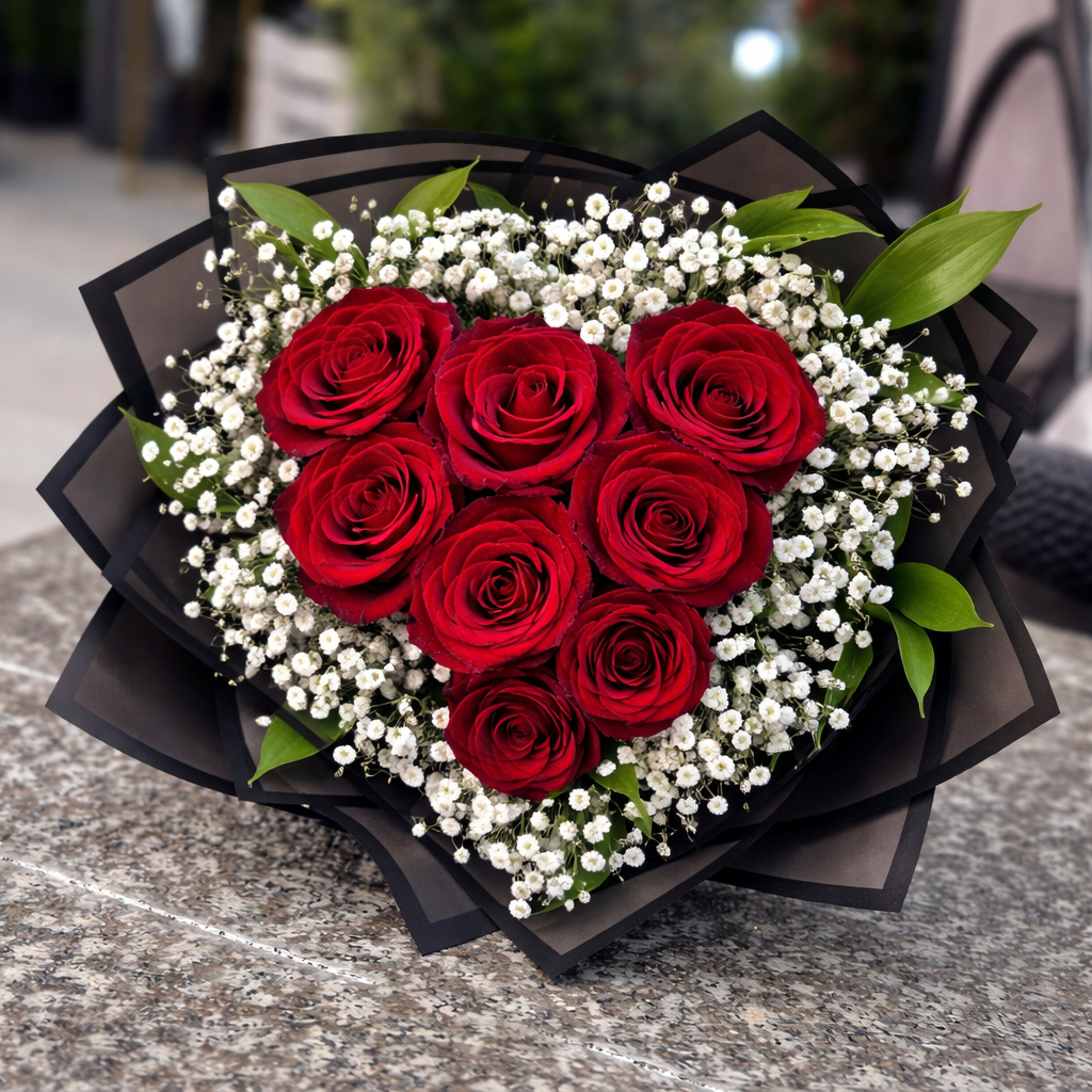 باقة كلاسيكية من الورود الحمراء على شكل قلب