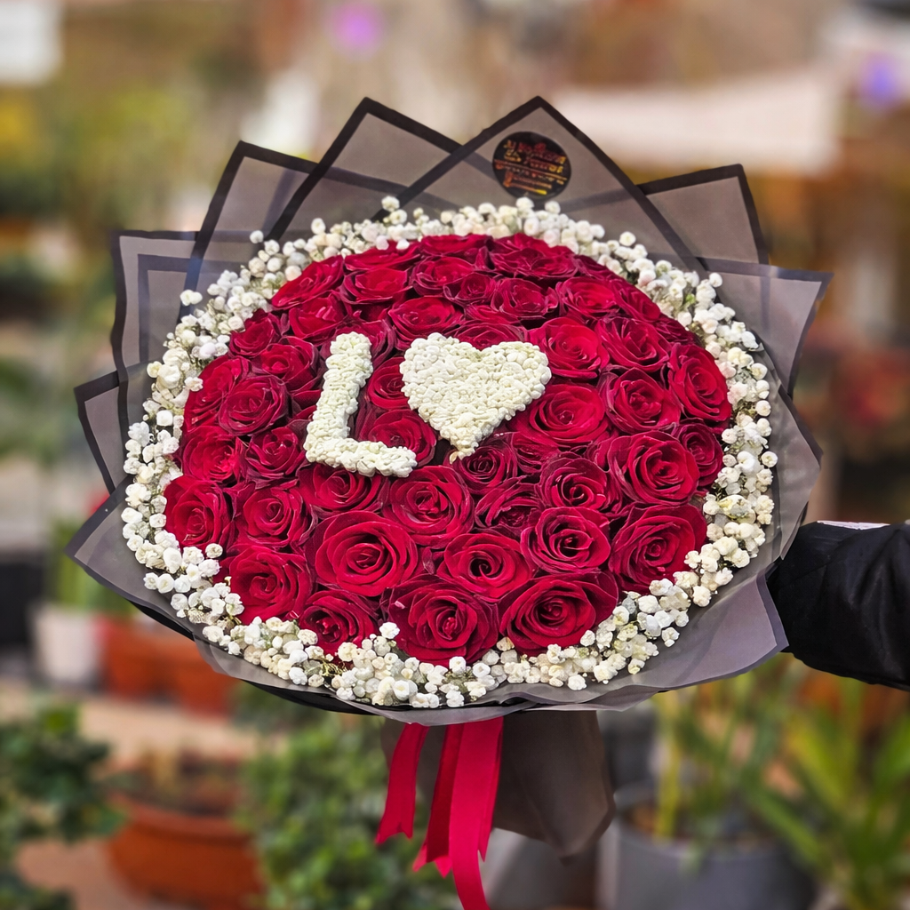 باقة "أحبك" المميزة – 50 وردة حمراء