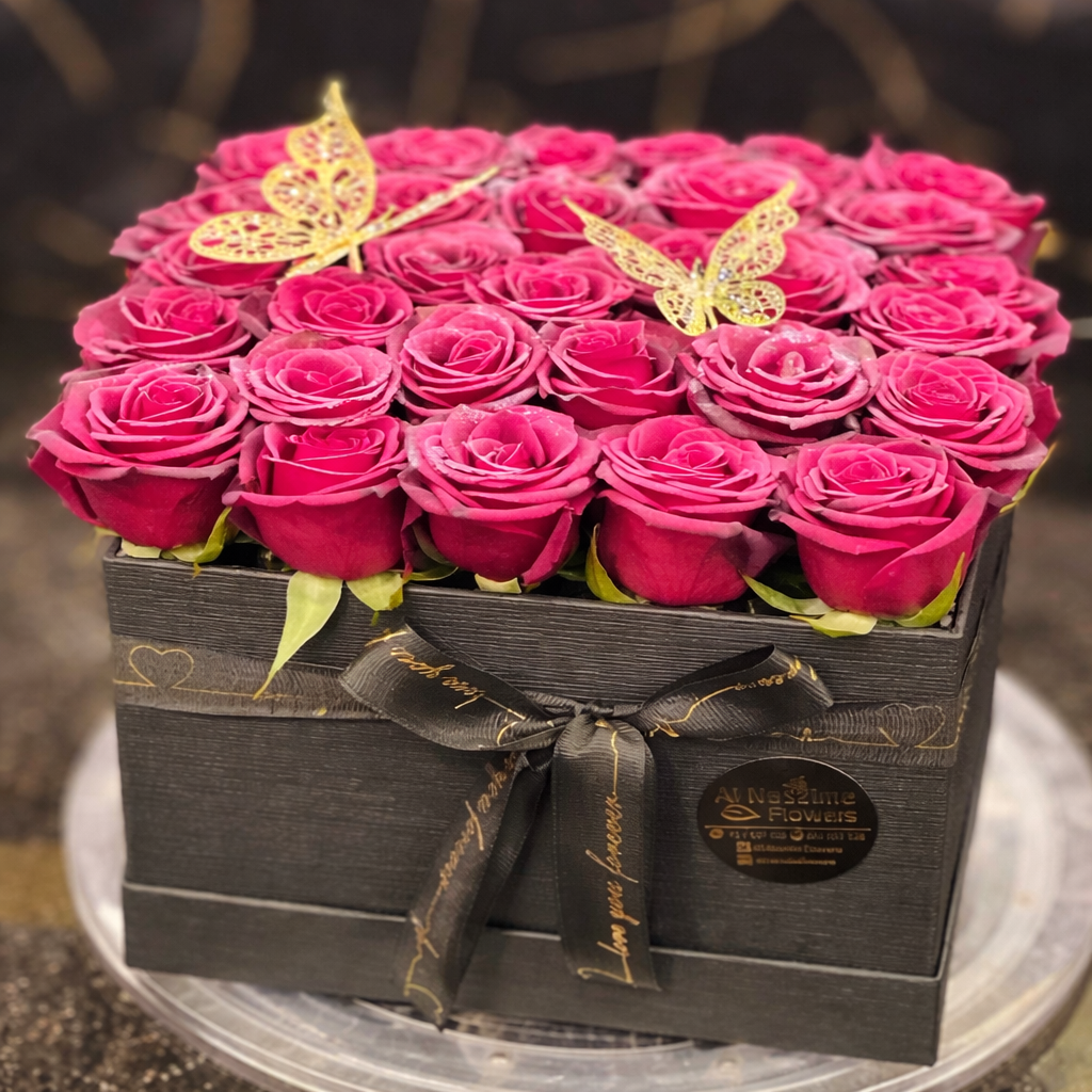 صندوق ورد الفراشة الذهبية – 30 وردة وردية