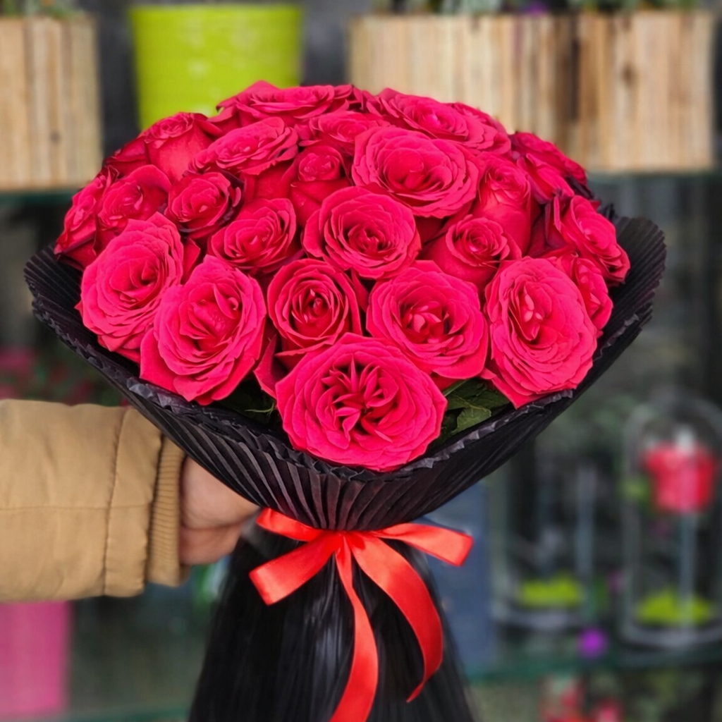 باقة أنيقة من الورود الوردية الزاهية – 40 وردة