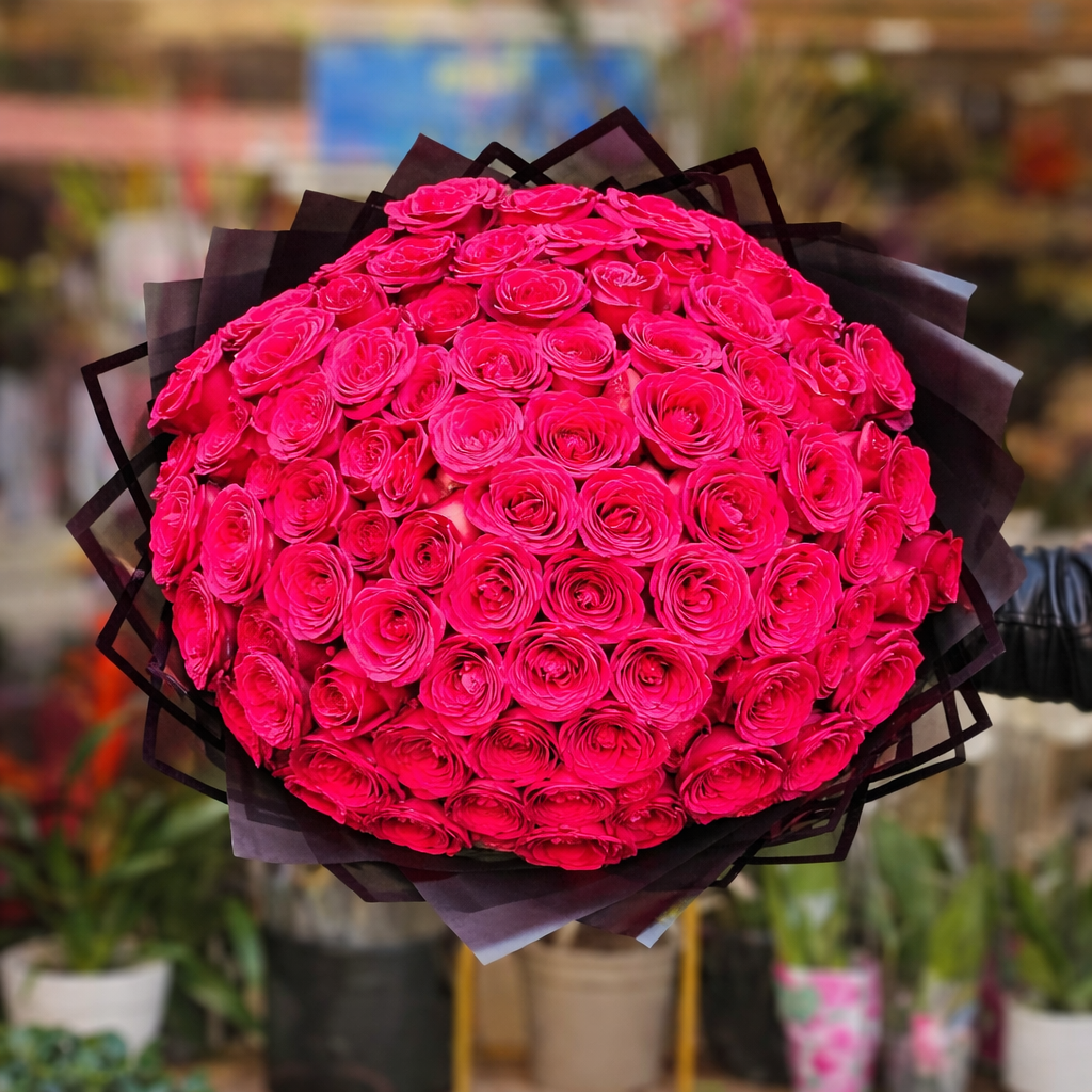 باقة ورد ماجستي باللون الوردي الفاتح – 100 وردة