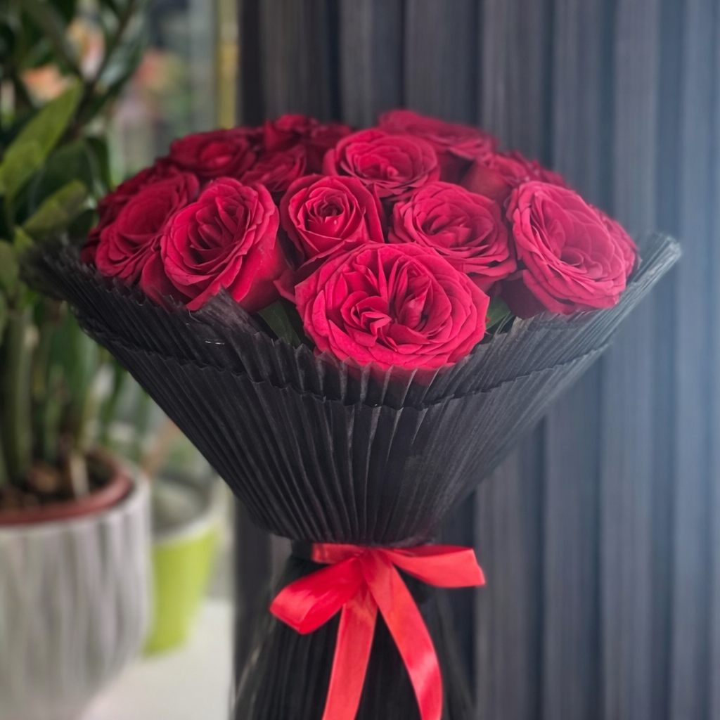 باقة فاخرة من الورود الحمراء – 25 وردة