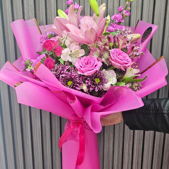 باقة يد فاخرة باللون الوردي