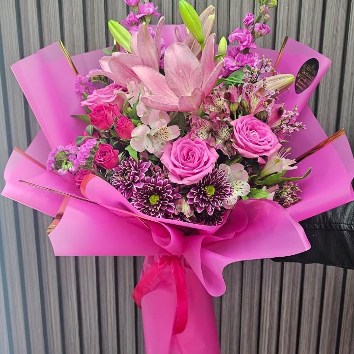 باقة فاخرة بلون وردي مربوطة باليد